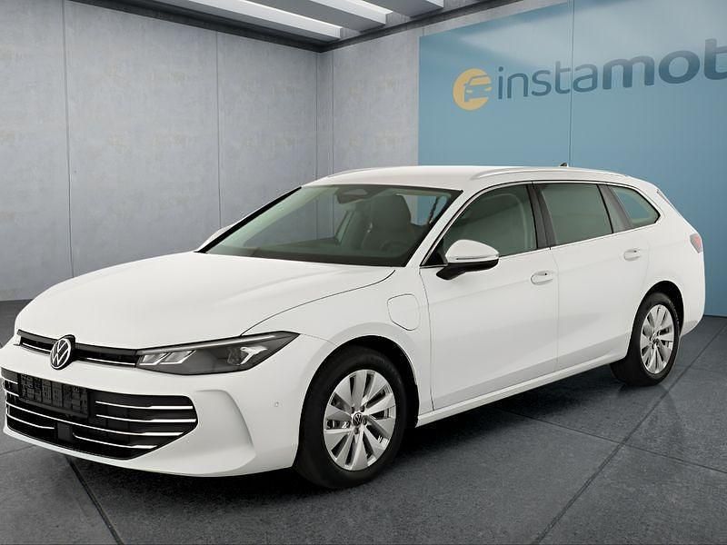 Weiß Neu 2025 VW Passat Kombi | 43.949 € (Superpreis) - Bild 1/4