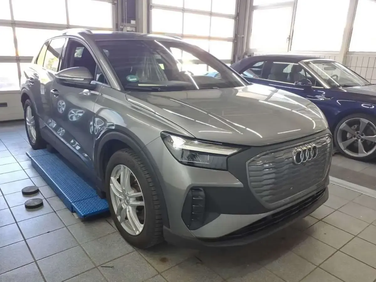 Gebraucht Audi Q4 e-tron Advanced Plus 150 kW (204 PS) 2023 Taifungrau metallic SUV