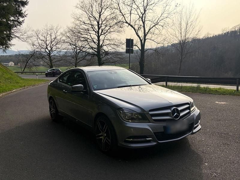 Gebraucht Mercedes 220 170 PS (125 kW) 2011 Schwarz Coupé