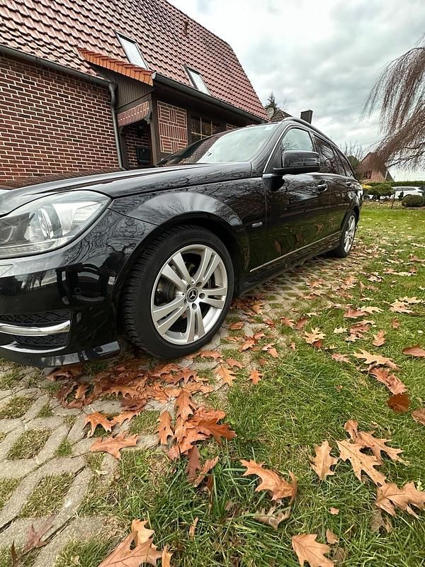 Gebraucht Mercedes 220 170 PS (125 kW) 2011 Schwarz Kombi