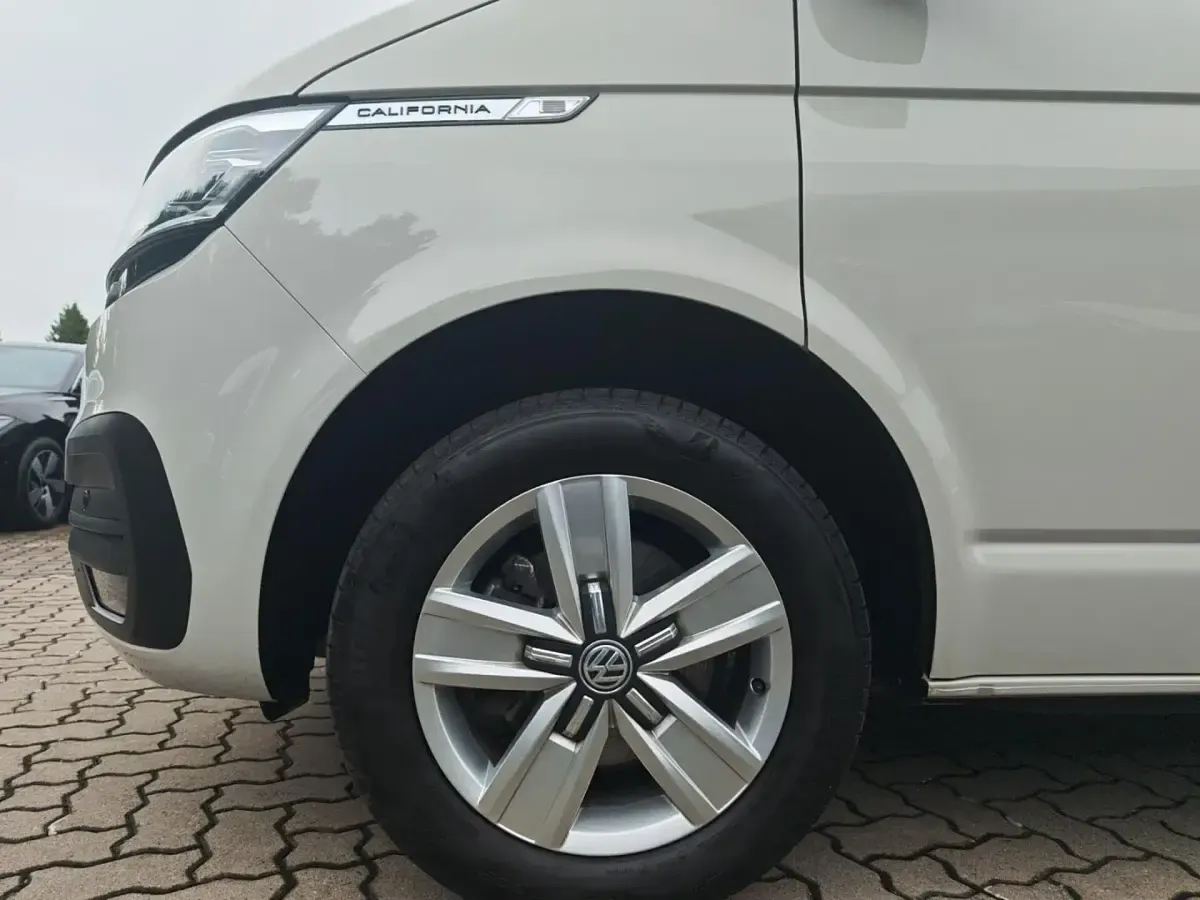 Gebraucht VW California Beach 150 PS (110 kW) 2023 Grau Van