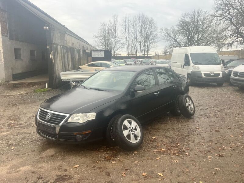 Schwarz Gebraucht 2005 VW Passat Limousine | 1.299 € (Fairer Preis) - Bild 1/4
