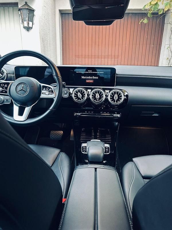Gebraucht Mercedes CLA200 163 PS (119 kW) 2019 Schwarz Limousine