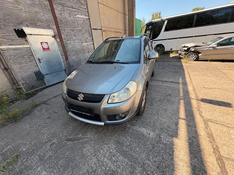 Grau Gebraucht 2006 Suzuki SX4 Club Limousine | 2.800 € (Guter Preis) - Bild 1/4