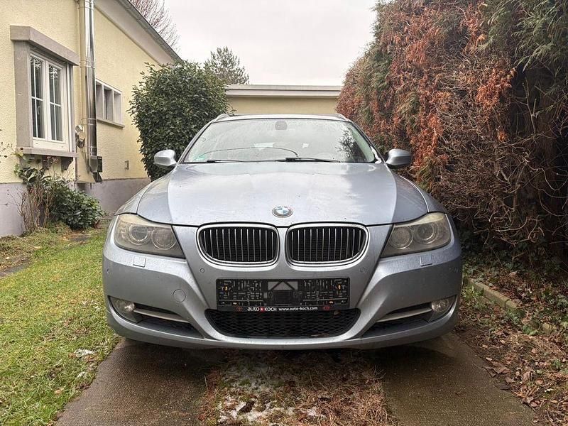 Gebraucht BMW 320 184 PS (135 kW) 2011 Blau Kombi