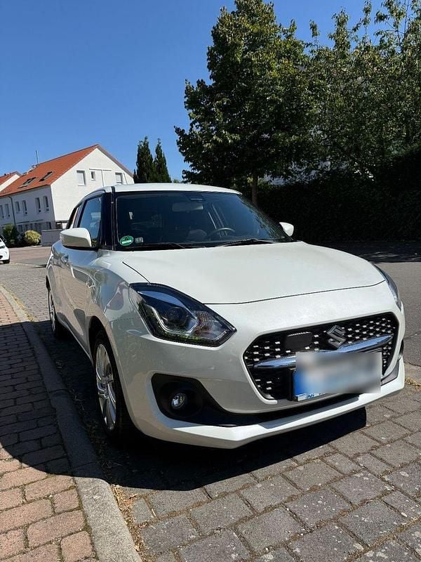 Weiß Gebraucht 2022 Suzuki Swift Comfort Kleinwagen | 14.400 € (Fairer Preis) - Bild 1/4