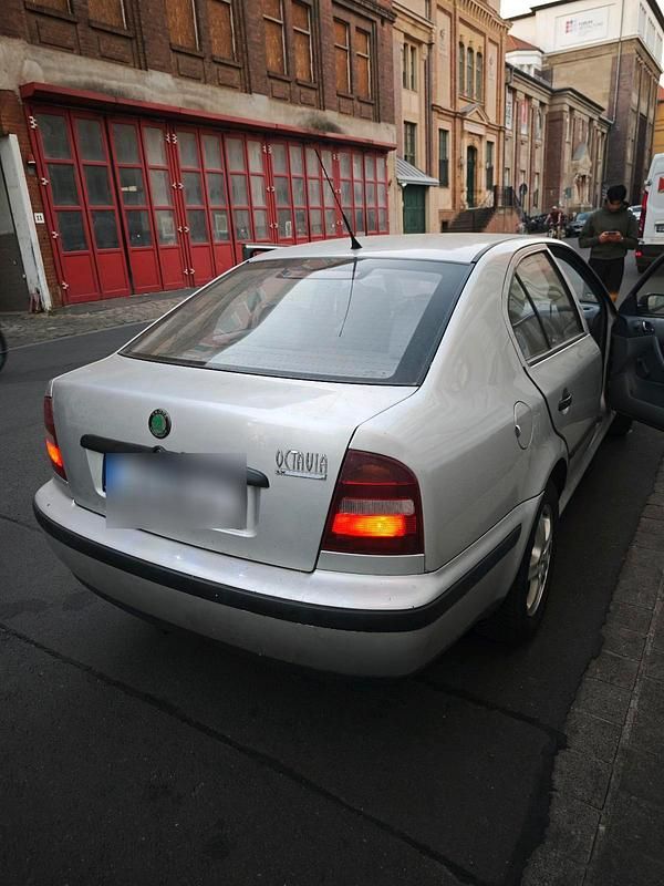 Silber Gebraucht 1998 Skoda Octavia Limousine | 650 € - Bild 1/4