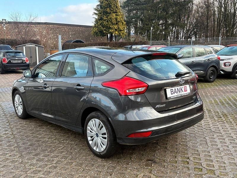Gebraucht Ford Focus 101 PS (74 kW) 2015 Grau Kleinwagen