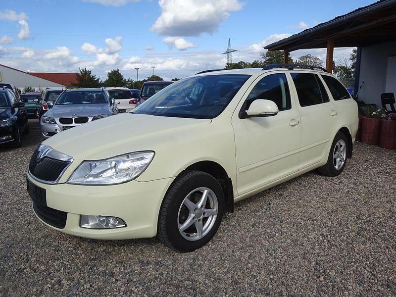 Blau Gebraucht 2013 Skoda Octavia Best of Kombi | 2.500 € - Bild 1/4