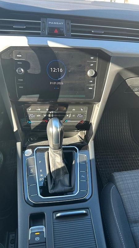 Gebraucht VW Passat 150 PS (110 kW) 2022 Silber Kombi