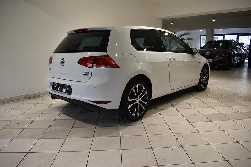Gebraucht VW Golf VII LOUNGE 125 PS (91 kW) 2015 Weiß Limousine