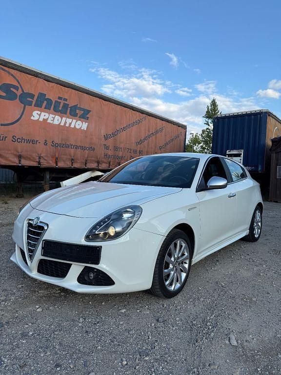 Weiß Gebraucht 2011 Alfa Romeo Giulietta Turismo Kleinwagen | 5.300 € (Fairer Preis) - Bild 1/4