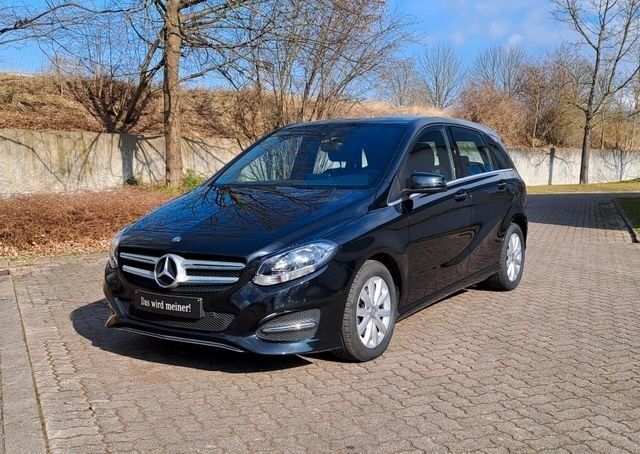 Schwarz Gebraucht 2017 Mercedes B180 Style Van / Kleinbus | 14.950 € (Guter Preis) - Bild 1/4