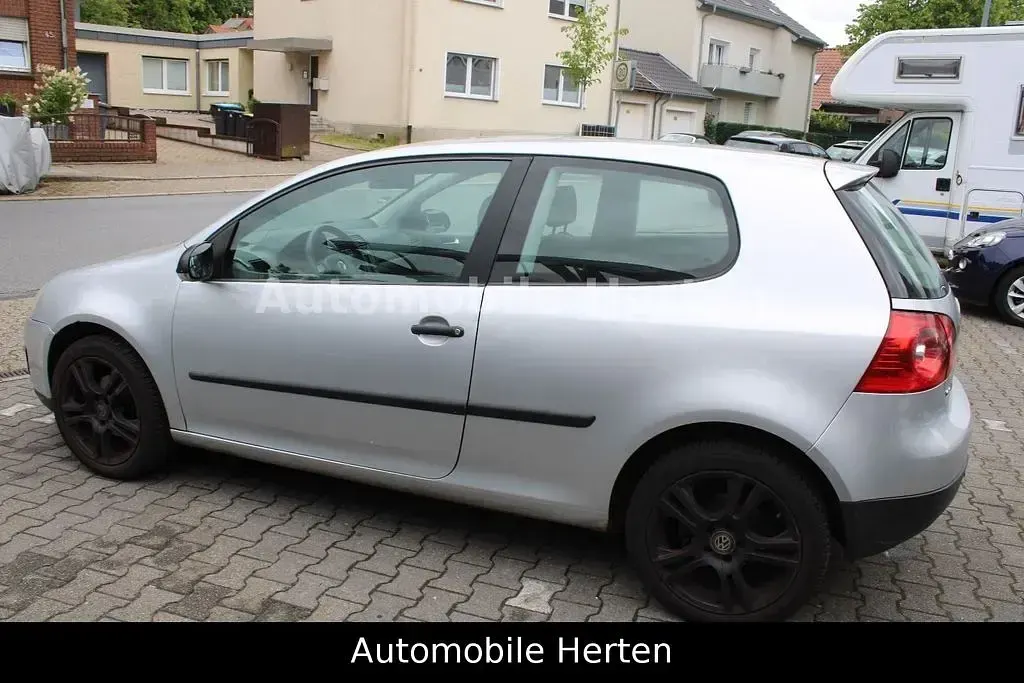 Second-hand VW Golf IV Trendline 102 CP (75 kW) 2004 Argintiu Berlinǎ
