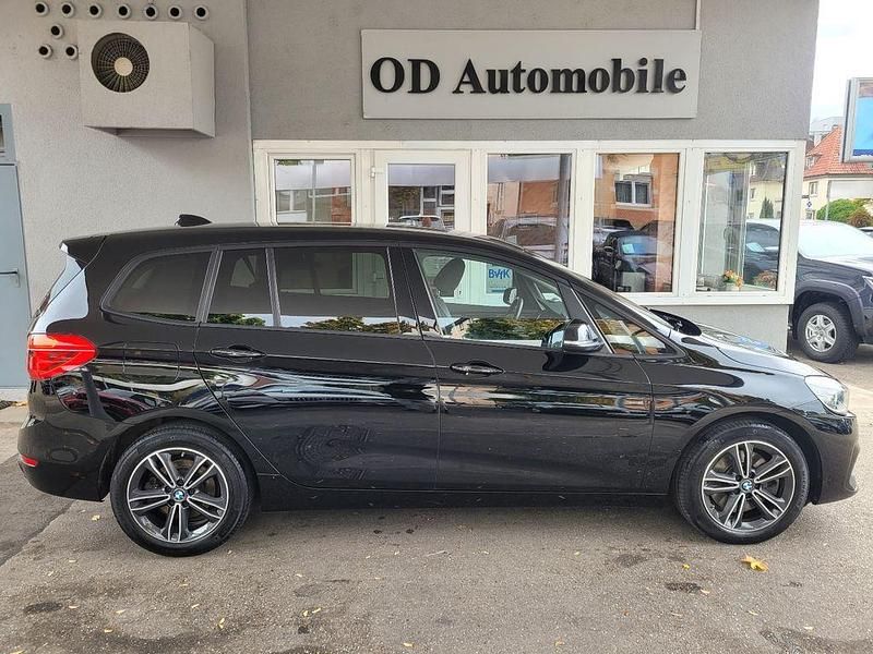 Schwarz Gebraucht 2022 BMW 220 Gran Tourer Sport Line Van / Kleinbus | 27.450 € (Etwas zu teuer) - Bild 1/4