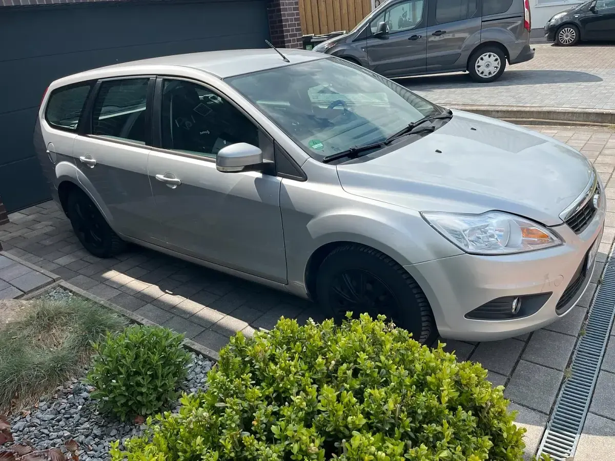 Gebraucht Ford Focus 109 PS (80 kW) 2010 Silber Kombi