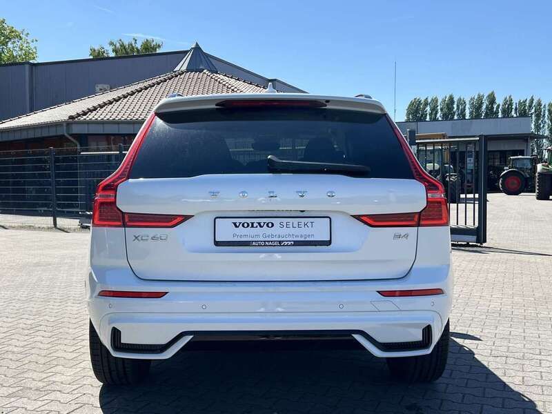 Gebraucht Volvo XC60 Plus 197 PS (144 kW) 2024 Crystal white / metallic SUV
