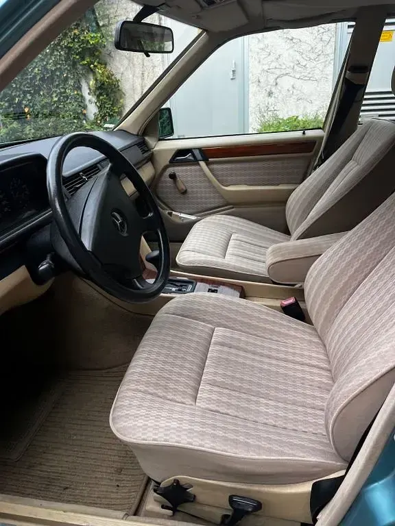 Gebraucht Mercedes E230 133 PS (97 kW) 1992 Andere farben Limousine