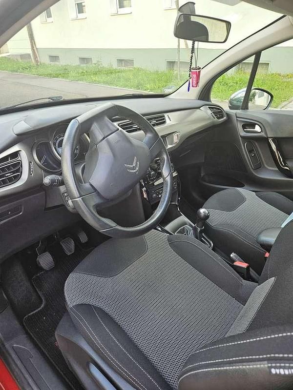 Usado Citroën C3 PureTech 82 CV (60 kW) 2013 Rojo Utilitario