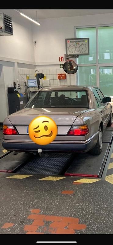 Braun Gebraucht 1993 Mercedes E220 Limousine | 3.500 € - Bild 1/4