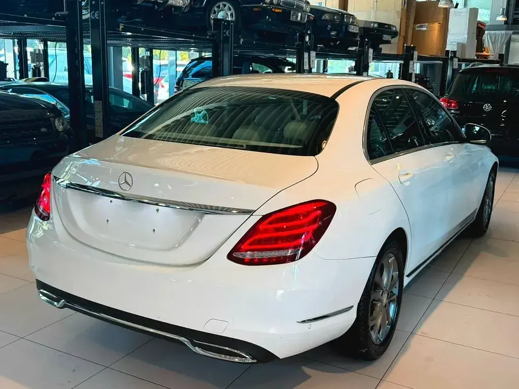 Gebraucht Mercedes C200 184 PS (135 kW) 2015 Weiß Limousine