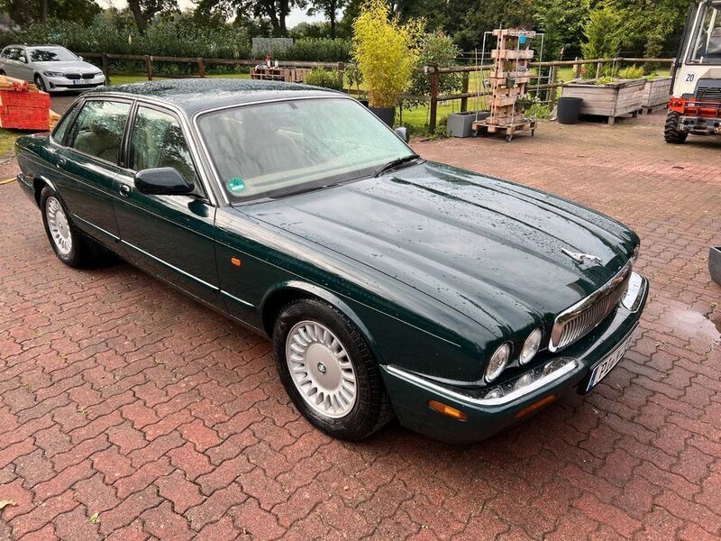 Grün Gebraucht 1998 Jaguar XJ8 Limousine | 23.900 € - Bild 1/4