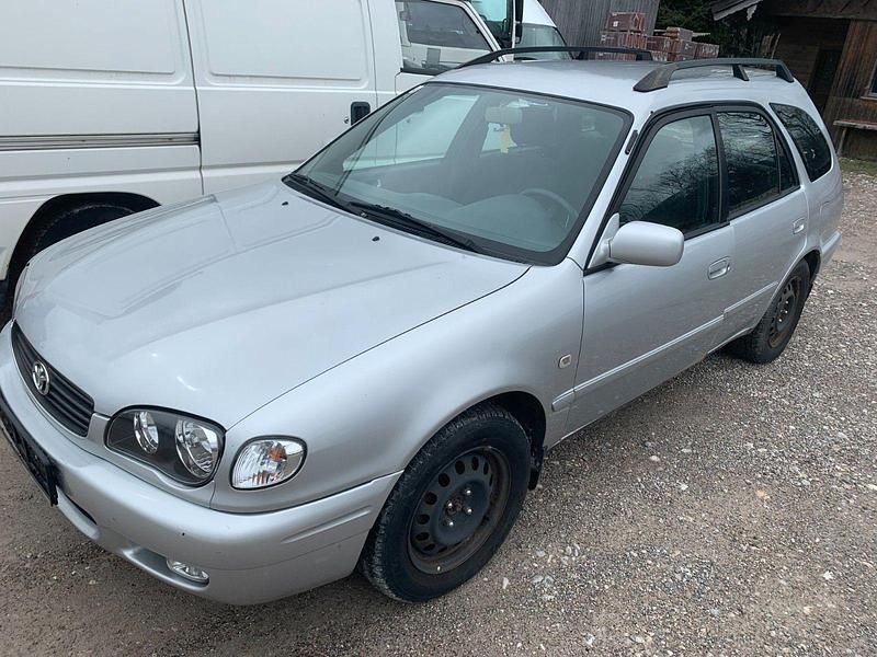Silber Gebraucht 2000 Toyota Corolla Kombi | 2.990 € - Bild 1/4