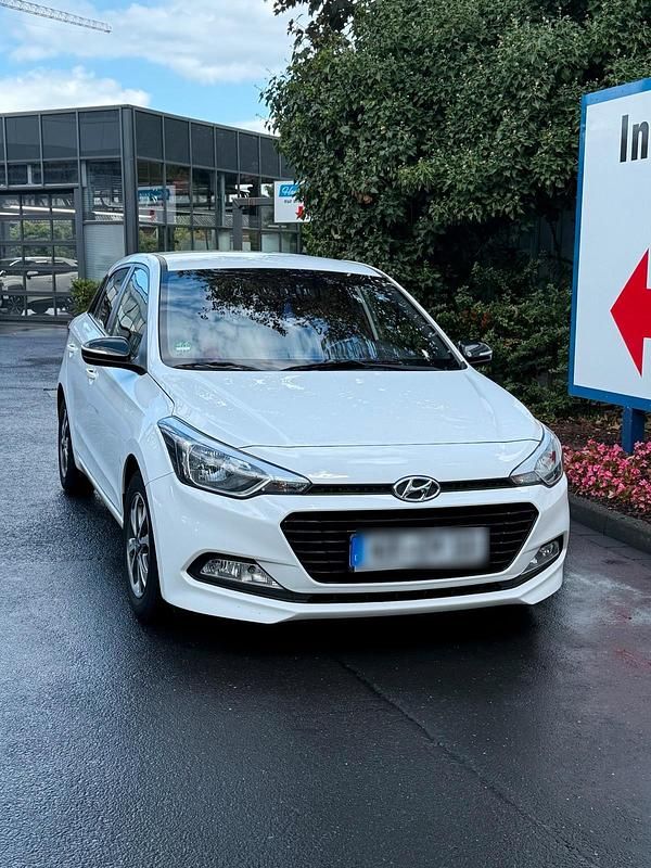 Weiß Gebraucht 2018 Hyundai i20 Passion Kleinwagen | 7.900 € (Guter Preis) - Bild 1/4