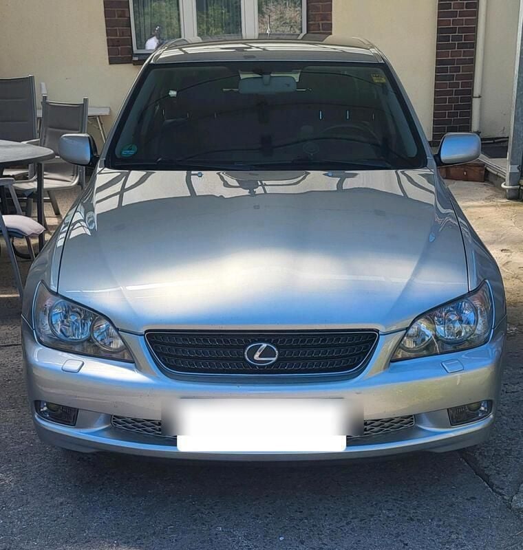 Silber Gebraucht 2004 Lexus IS200 Kombi | 3.999 € (Fairer Preis) - Bild 1/4