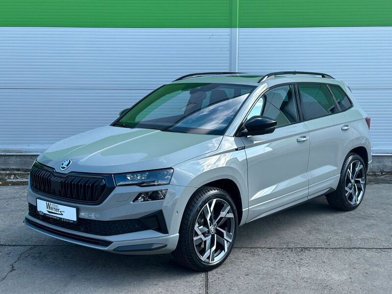 Grau Neu 2025 Skoda Karoq SportLine SUV | 45.490 € (Teuer) - Bild 1/2