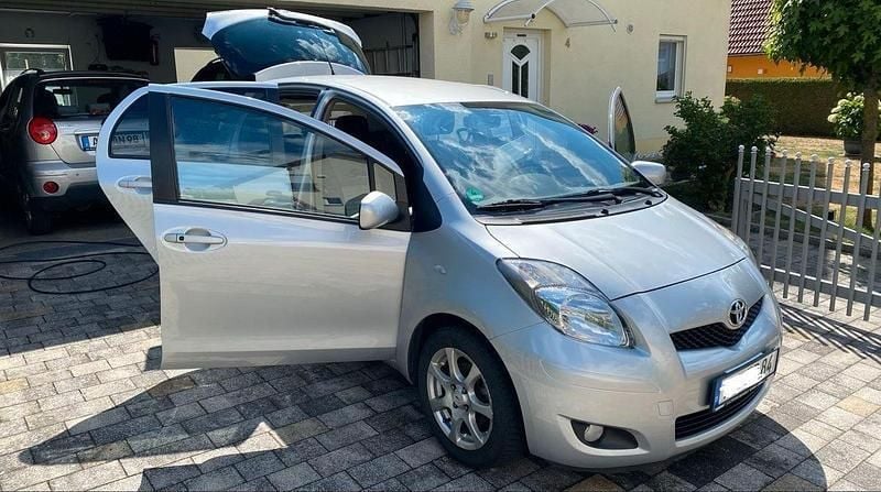 Silber Gebraucht 2011 Toyota Yaris Cool Kleinwagen | 7.999 € - Bild 1/4