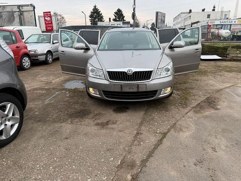 Grau Gebraucht 2009 Skoda Octavia Ambiente Kombi | 2.300 € (Guter Preis) - Bild 1/4