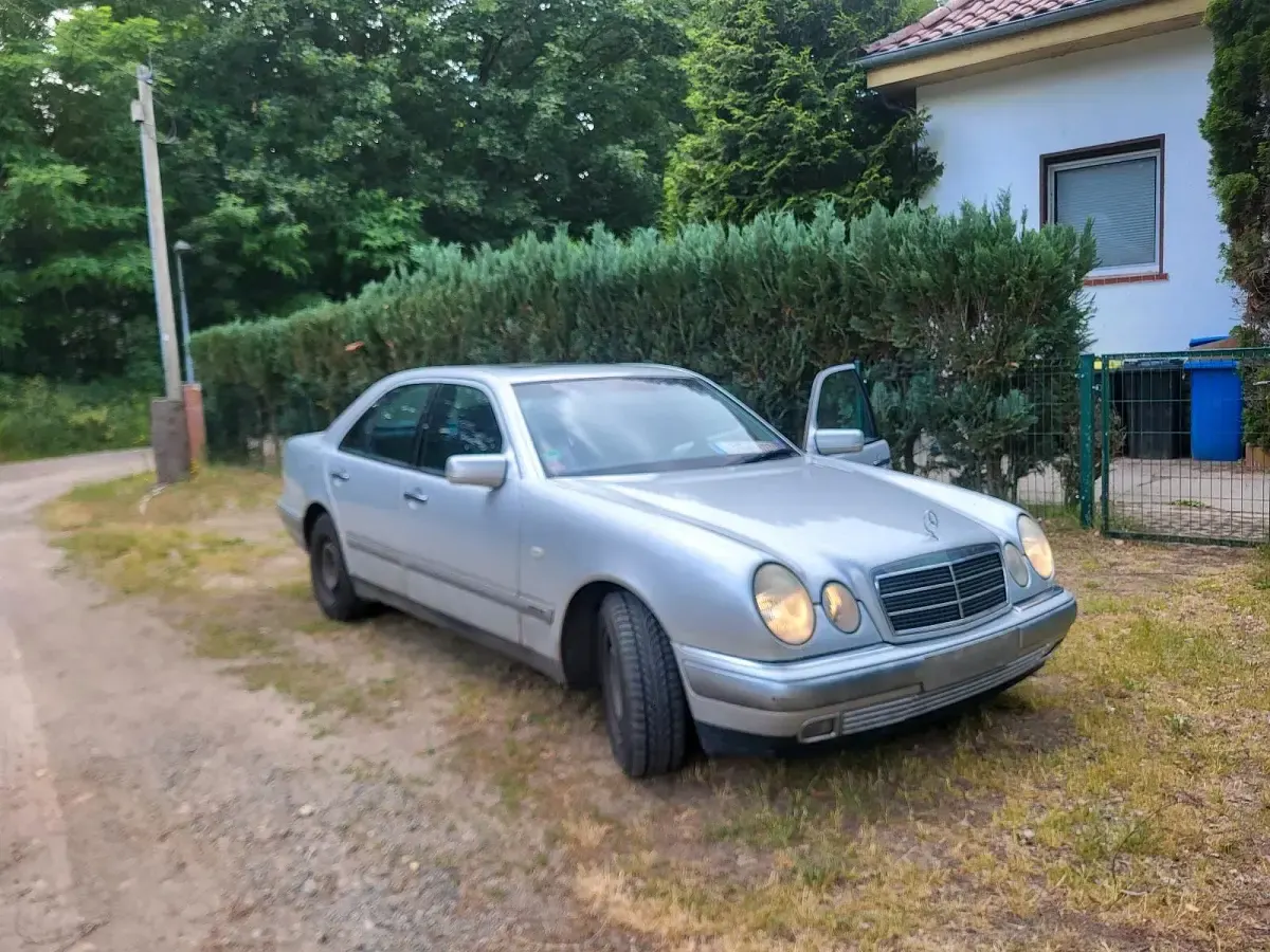 Gebraucht Mercedes E240 170 PS (125 kW) 1999 Silber Limousine