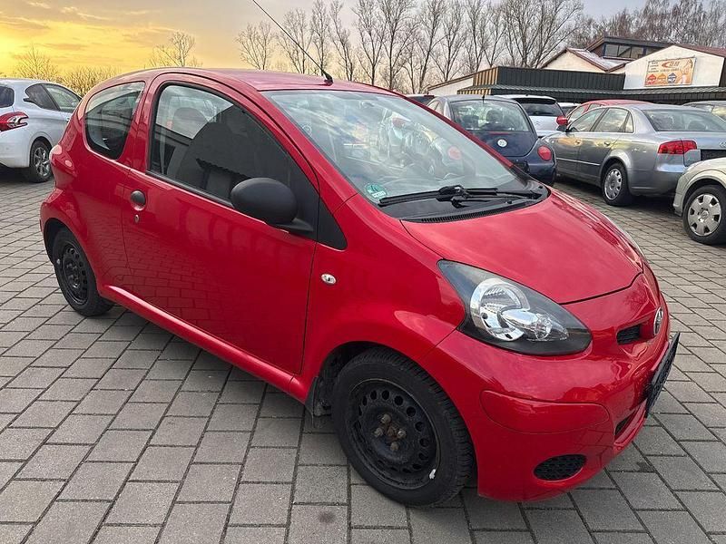 Gebraucht Toyota Aygo Basis 68 PS (50 kW) 2010 Rot Kleinwagen