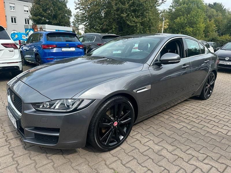 Grau Gebraucht 2015 Jaguar XE Prestige Limousine | 14.999 € (Etwas zu teuer) - Bild 1/4