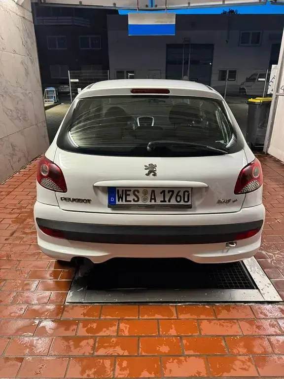 Gebraucht Peugeot 206+ 60 PS (44 kW) 2011 Weiß Kleinwagen