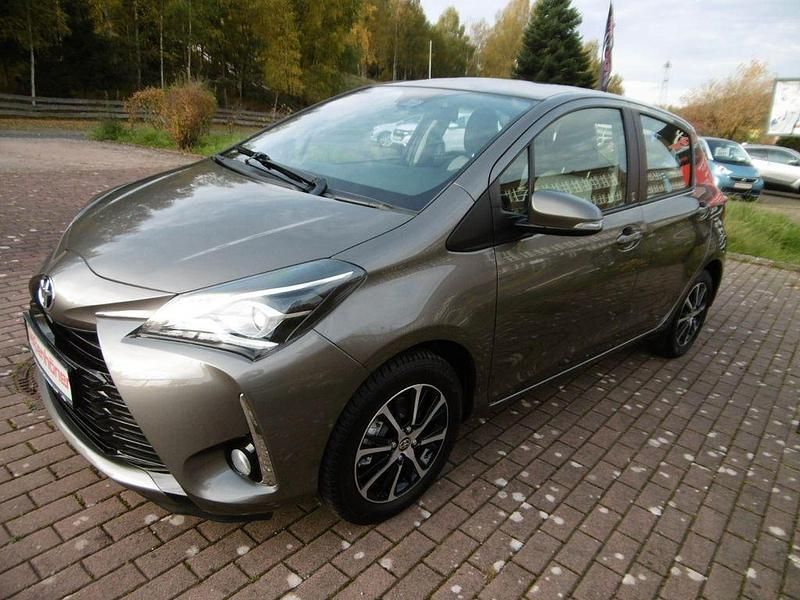 Grau Gebraucht 2018 Toyota Yaris Team Limousine | 12.950 € (Fairer Preis) - Bild 1/4