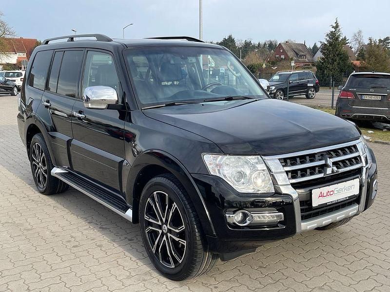 Gebraucht Mitsubishi Pajero Top 200 PS (147 kW) 2015 Black metallic SUV