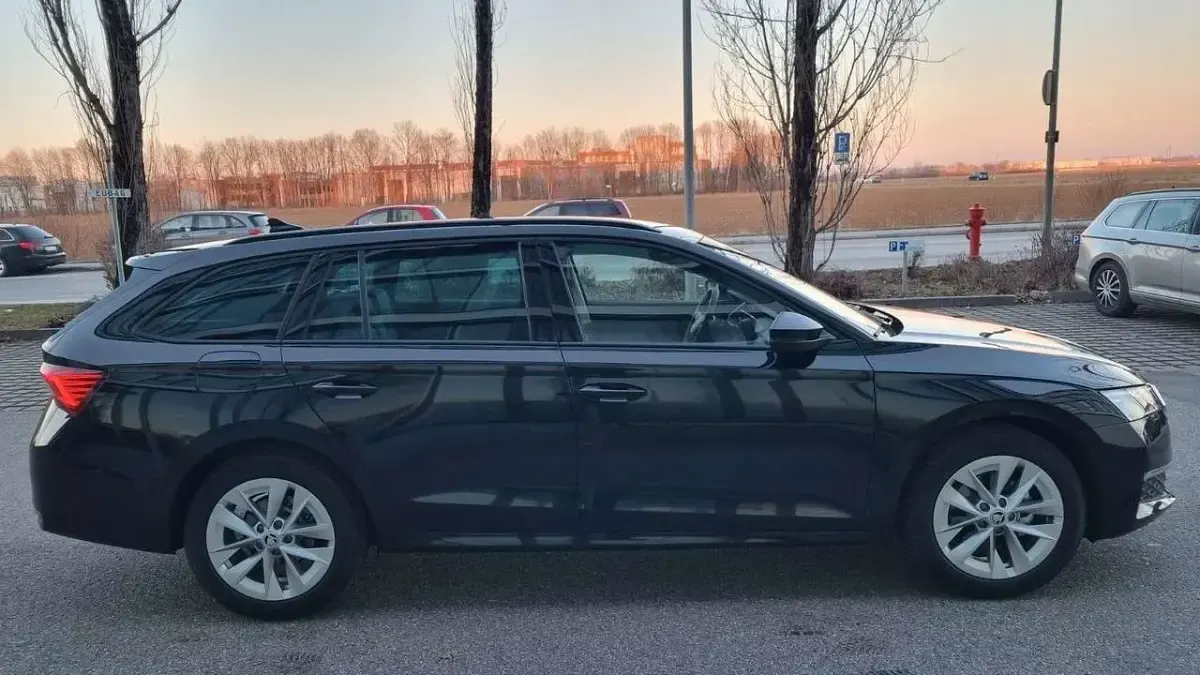 Neu Skoda Octavia 150 PS (110 kW) 2025 Blackmagic perleffekt Kombi