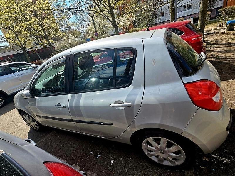 Usata Renault Clio II Expression 75 CV (55 kW) 2006 Argento Berlina