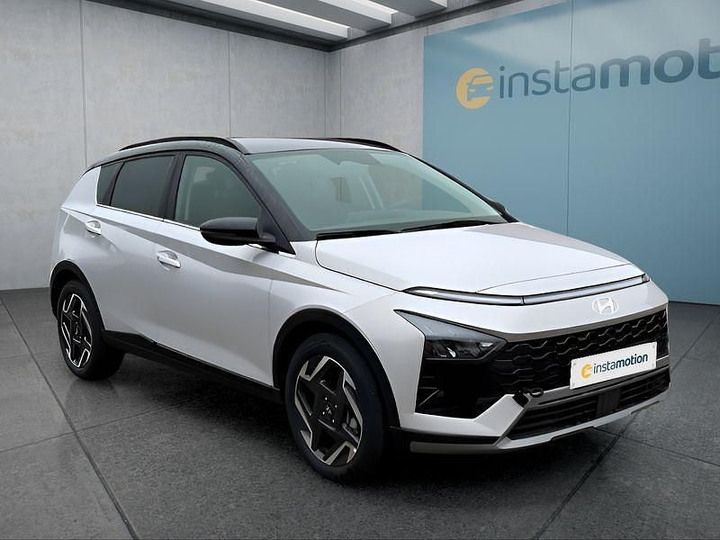 Grau Neu 2025 Hyundai Bayon SUV | 28.349 € (Teuer) - Bild 1/4