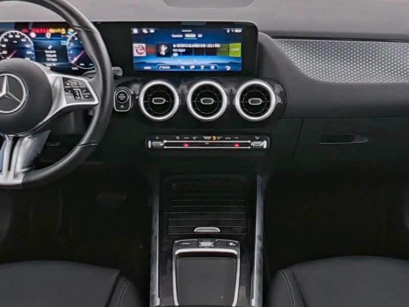 Gebraucht Mercedes GLA180 Progressive 136 PS (100 kW) 2024 Metalliclack kosmosschwarz SUV