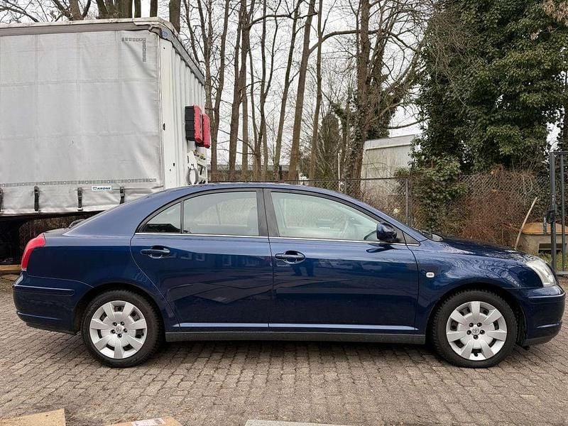 Gebraucht Toyota Avensis 129 PS (94 kW) 2004 Dark blue mica metallic Limousine