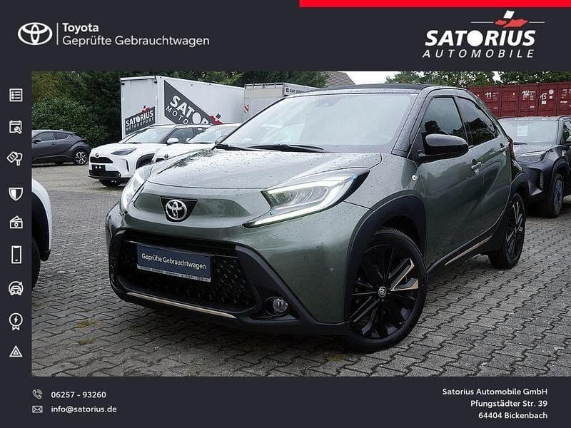 Cardamon green metallic/ night sky black Gebraucht 2023 Toyota Aygo x-style Kleinwagen | 17.990 € (Guter Preis) - Bild 1/4