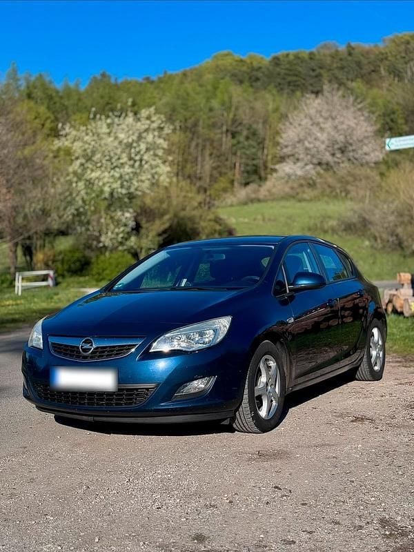 Second-hand Opel Astra 95 CP (69 kW) 2012 Albastru Hatchback