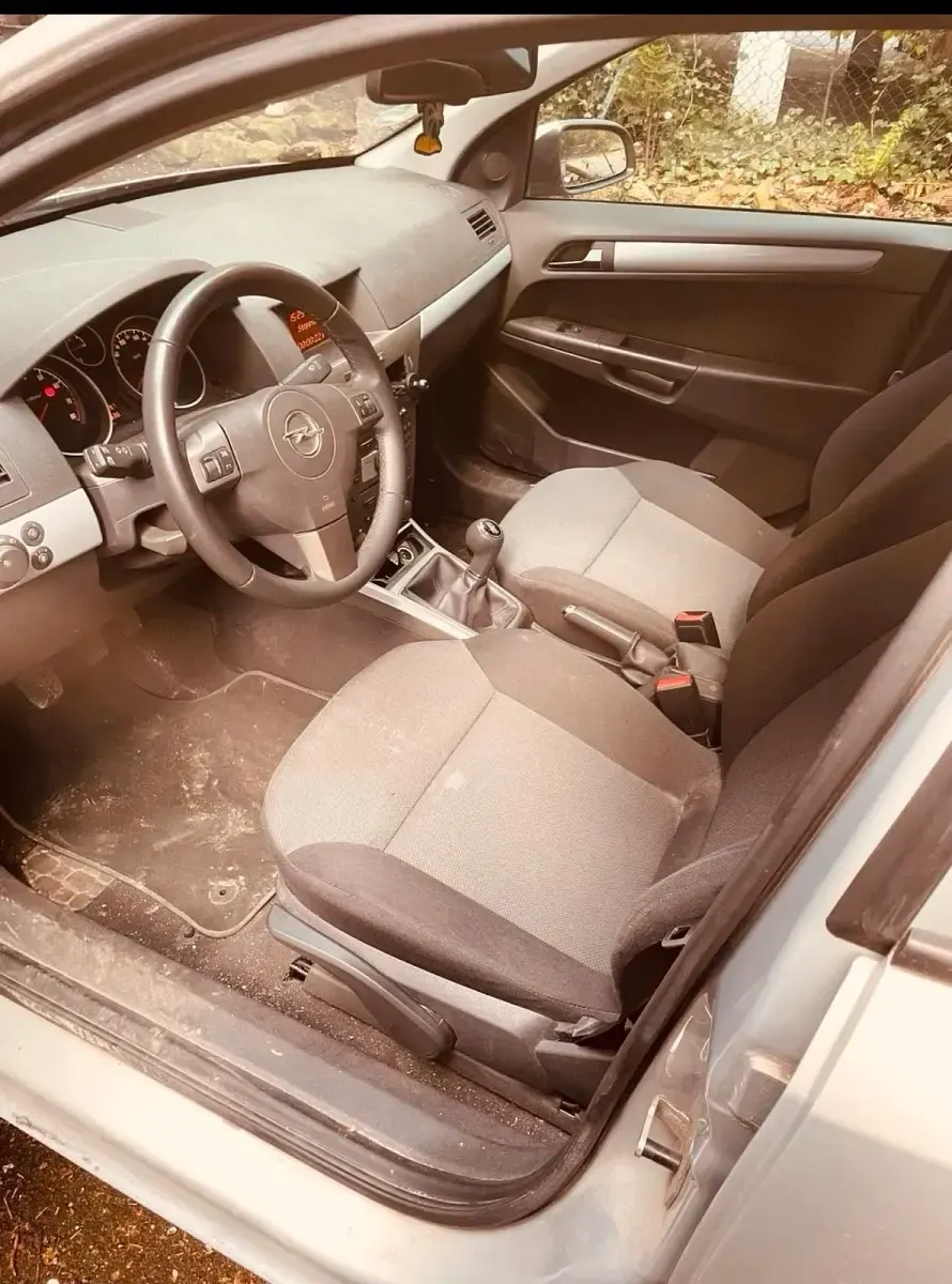 Używany Opel Astra 90 KM (66 kW) 2007 Srebrny Sedan/Limuzyna