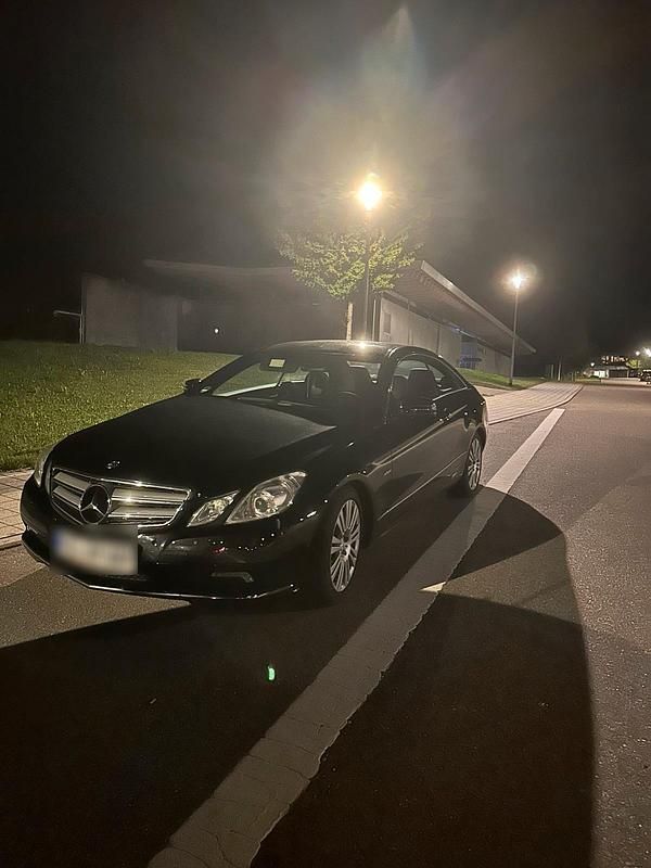 Schwarz Gebraucht 2010 Mercedes E250 Coupé | 12.000 € (Fairer Preis) - Bild 1/4