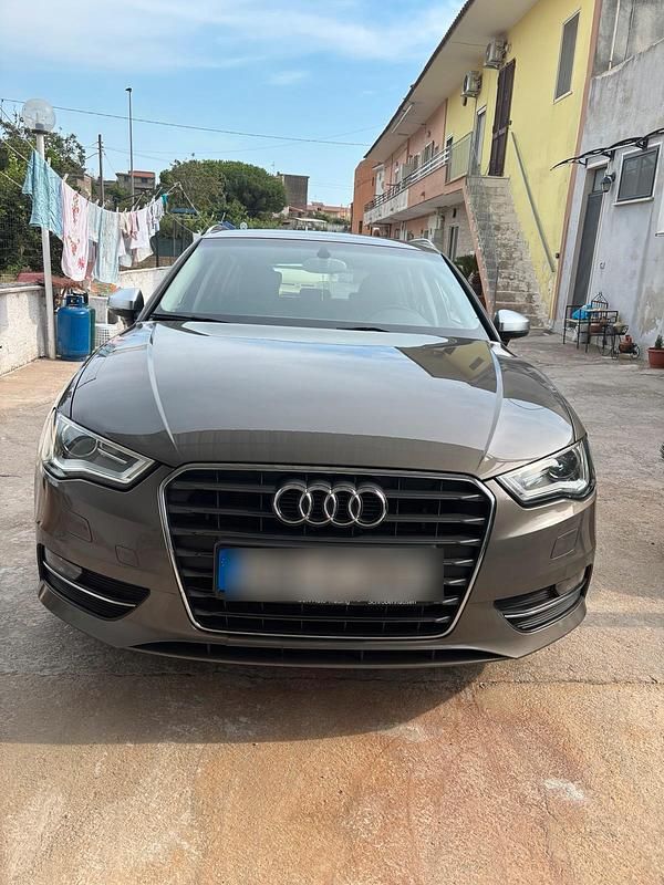 Grau Gebraucht 2015 Audi A3 Sportback Limousine | 9.500 € (Guter Preis) - Bild 1/4