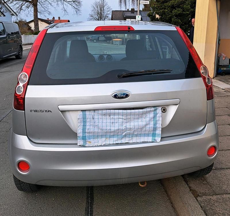 Gebraucht Ford Fiesta 80 PS (58 kW) 2007 Silber Kleinwagen
