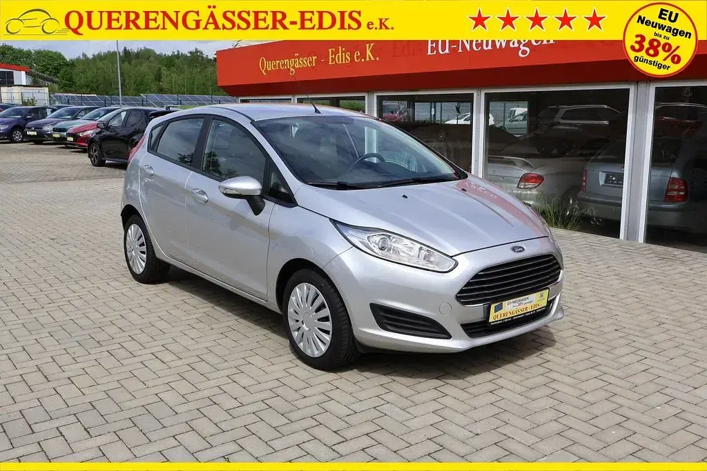 Gebraucht Ford Fiesta Trend 65 PS (47 kW) 2015 Polar silber (metallic) Kleinwagen